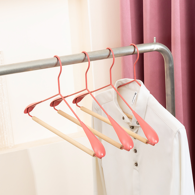 新款轻奢衣柜收纳衣架酒店铁艺无痕衣服挂家用成人木制衣挂衣撑