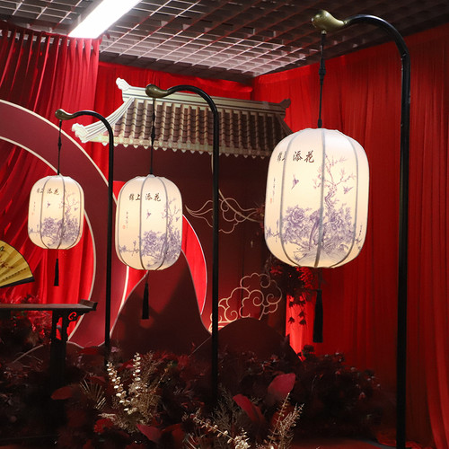速发新款婚庆台舞布置摆件结婚道具铁艺弯钩精致新路式婚礼灯笼中