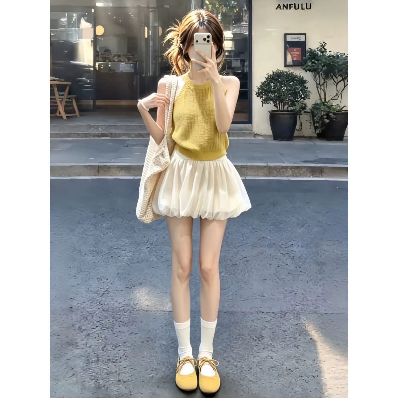 黄色吊带背心女士上衣2026夏季绝美不撞款夏日松弛感穿搭套装女