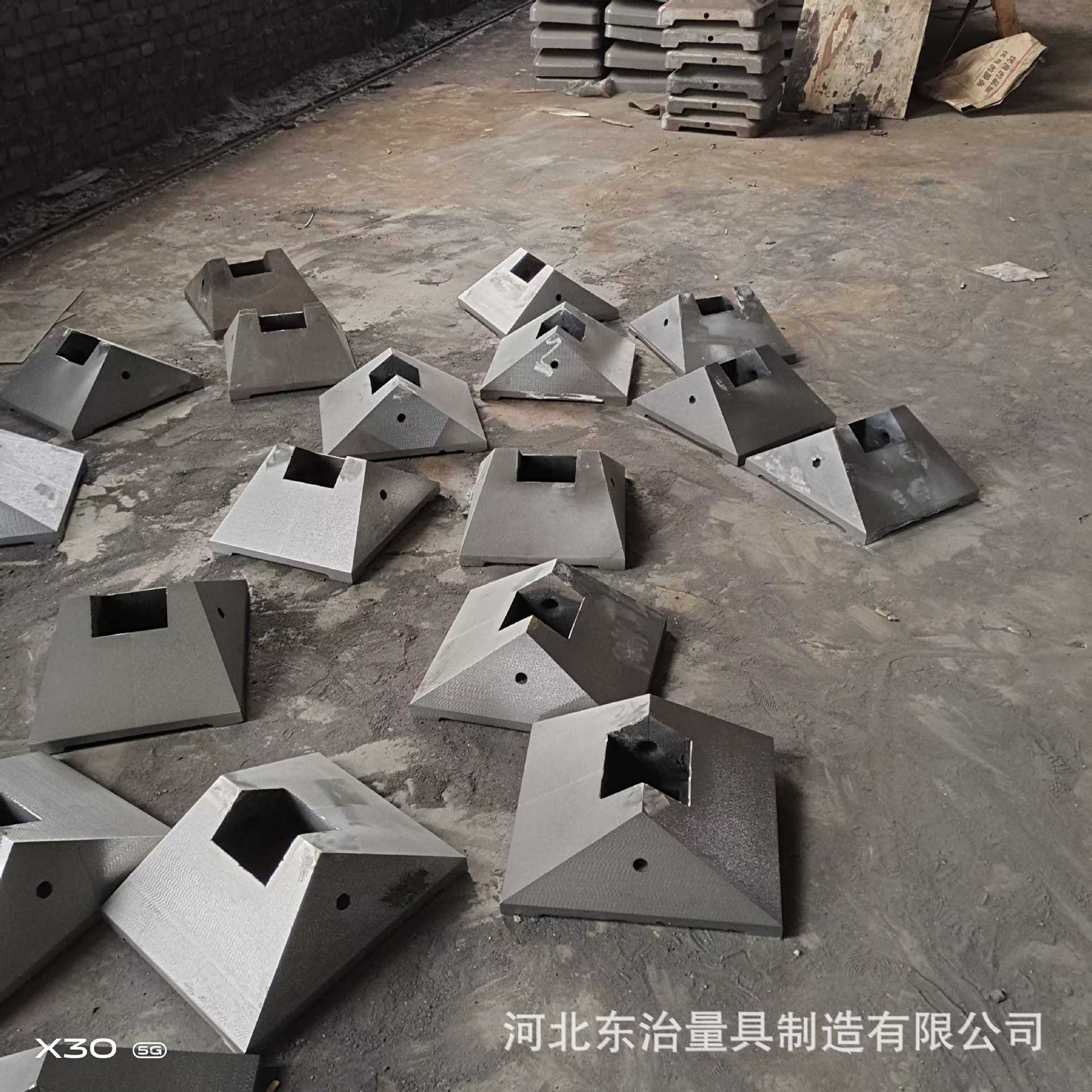 铸铁护栏底座马路墩子铸铁件交通防撞设施交通护栏底座莲花底座