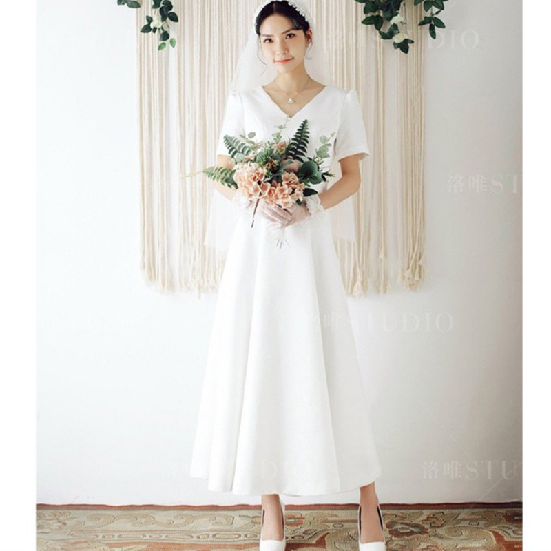 日本品质大码婚纱白色晨袍礼服显瘦新娘拍照缎面轻纱礼服简约旅拍