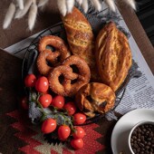 面包模型仿真铁艺法棍p篮套装 露营拍照道具蛋糕店橱窗装 饰场景布