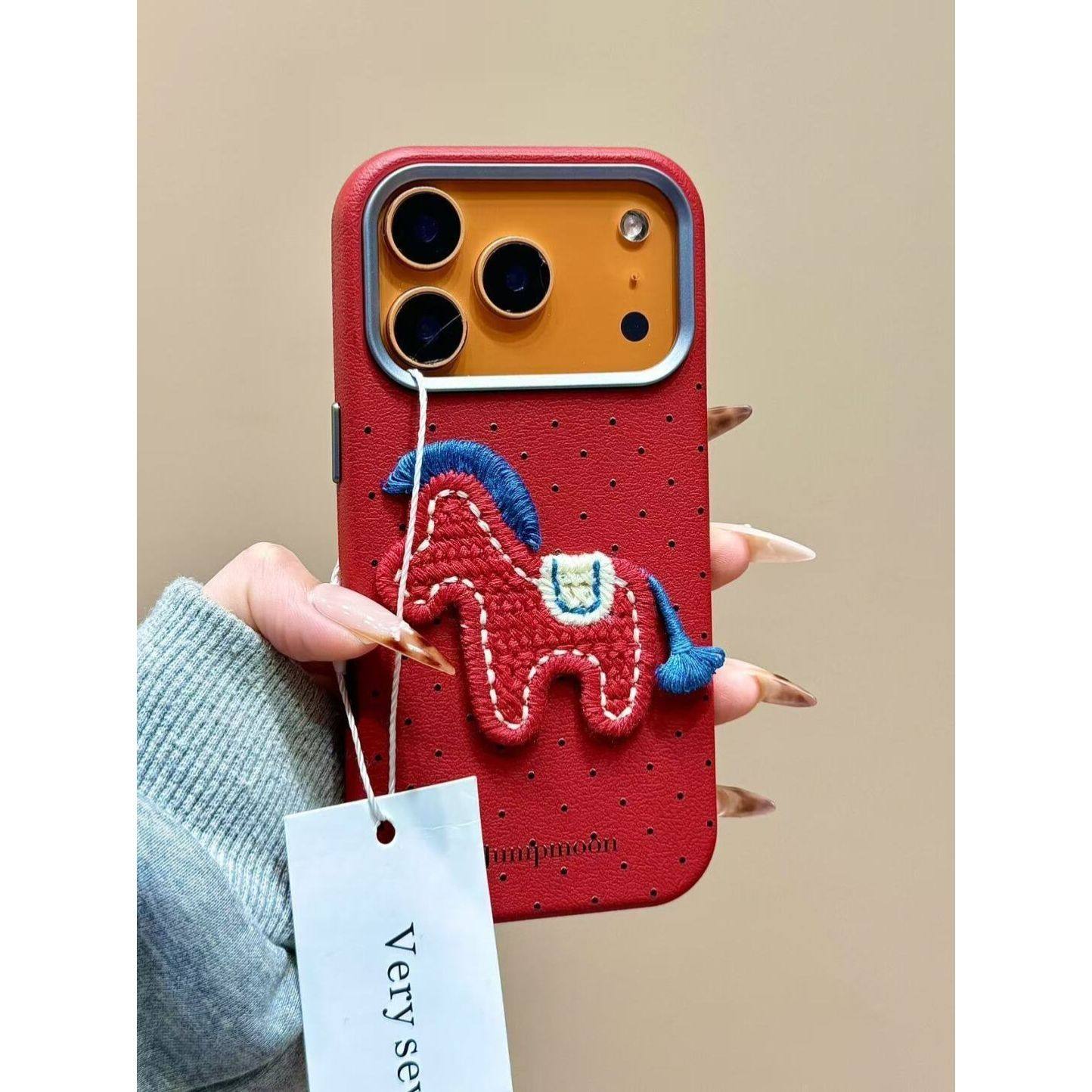 新年刺绣小马苹果17promax手机壳iPhone16挂绳15皮纹14ins13秋冬,个性定制/设计服务/DIY,手机壳/保护套定制,淘宝优惠券,粉丝福利购,淘宝优惠卷