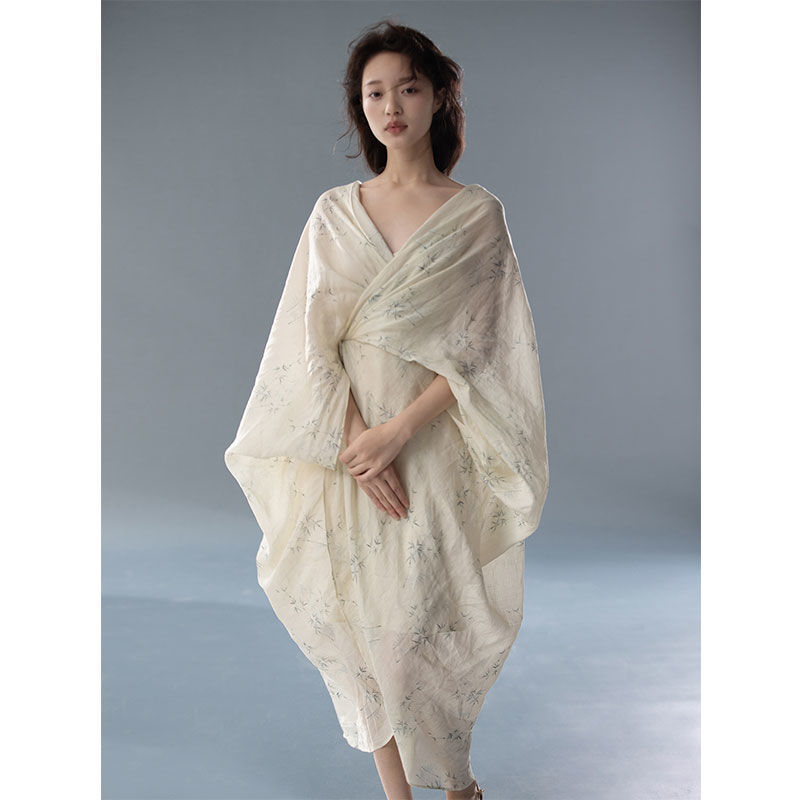 立体剪裁围裹式汉服风格