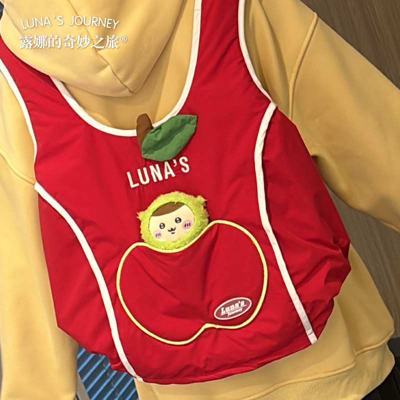 露娜的奇妙之旅苹果马甲双肩背包包毛绒可爱玩偶红色书包礼物娃包,模玩/动漫/周边/娃圈三坑/桌游,动漫背包/钱包/箱包,淘宝优惠券,粉丝福利购,淘宝优惠卷