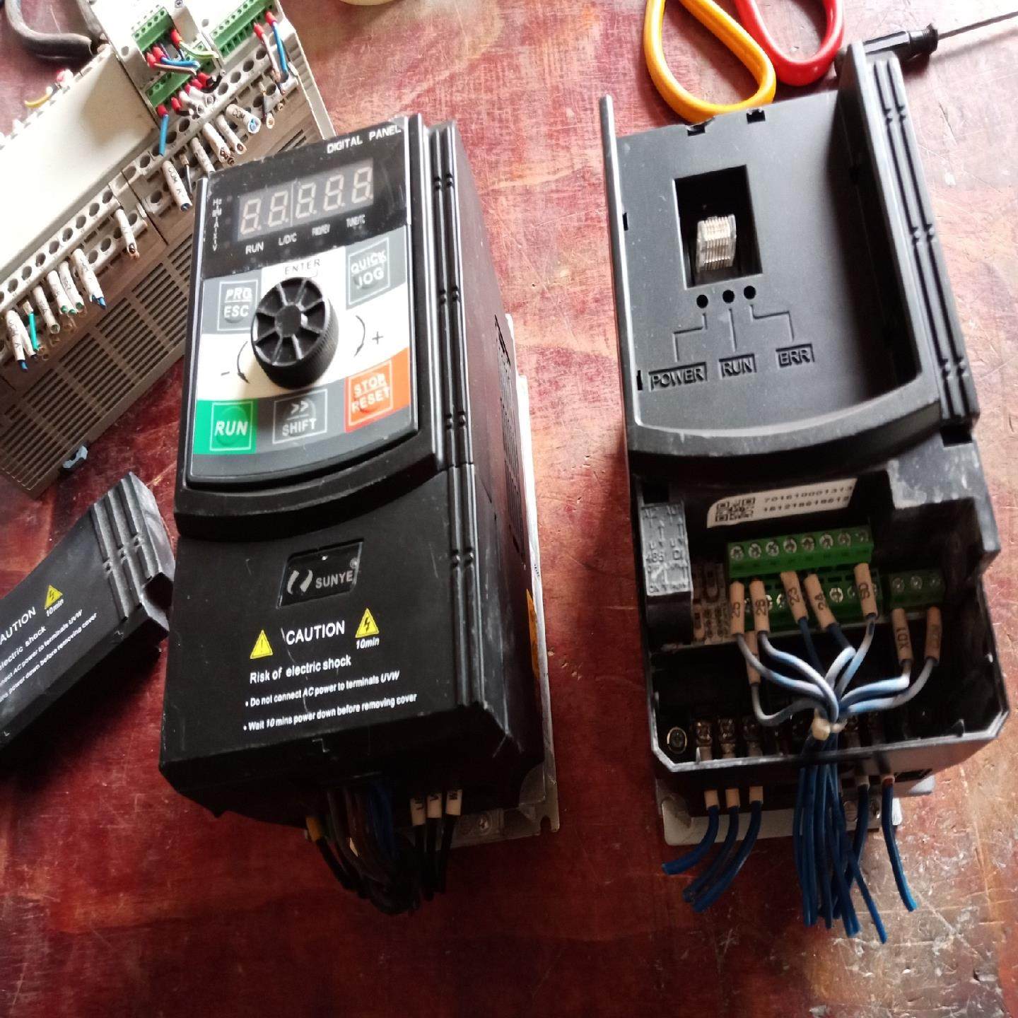 议~日业变频器 CM530H-4T1R5GB/2R2PB 实物图