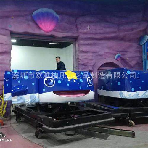 供应米大型网红打卡发光花车餐车玻璃钢圣诞万圣春节日巡游美陈