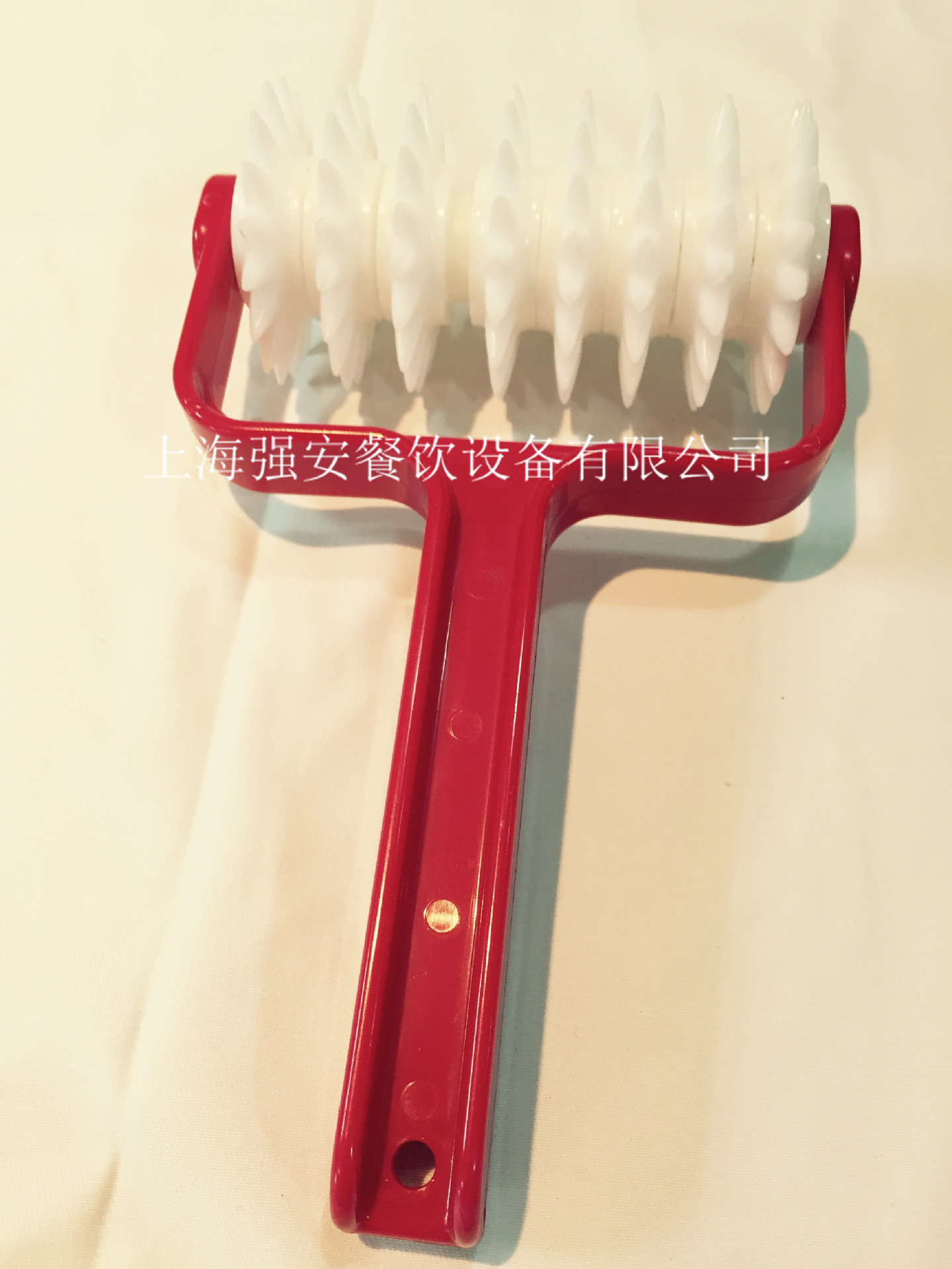 手拍薄饼披萨店用打孔器