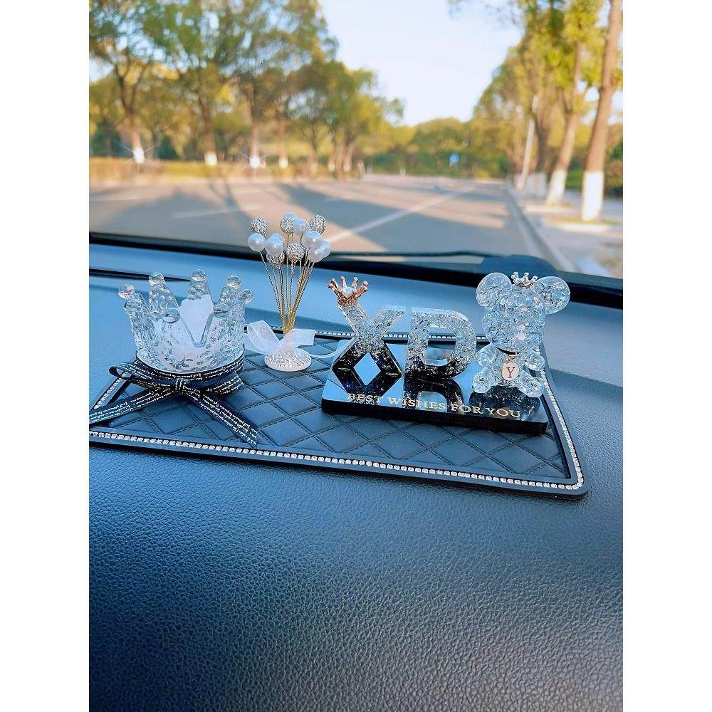 创意车载摆件2025新款定制字母网红中控台仪表盘汽车摆件装饰品