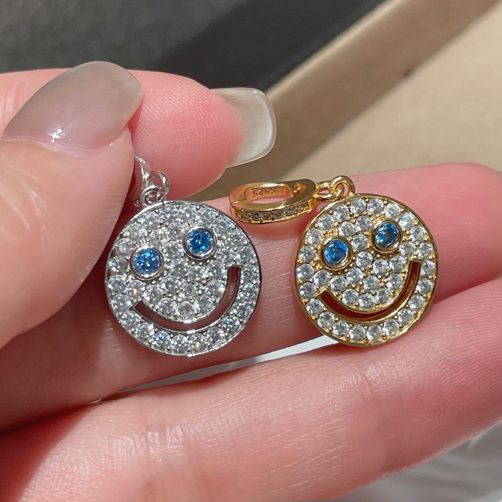 纯银镶钻蓝色笑脸吊坠项链轻奢小众设计高级感百搭时尚挂坠银饰