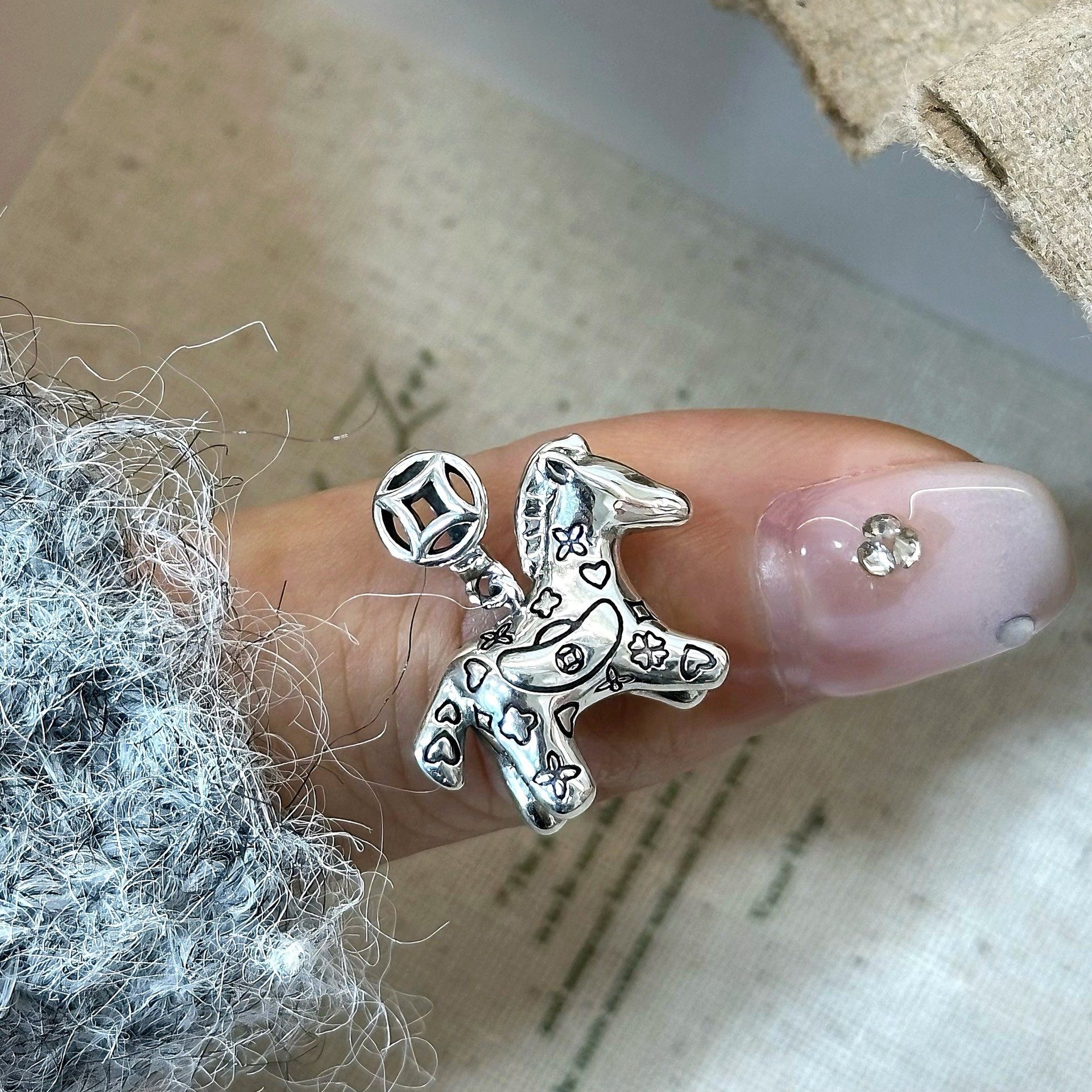 S925纯银涂鸦小马吊坠马上有钱