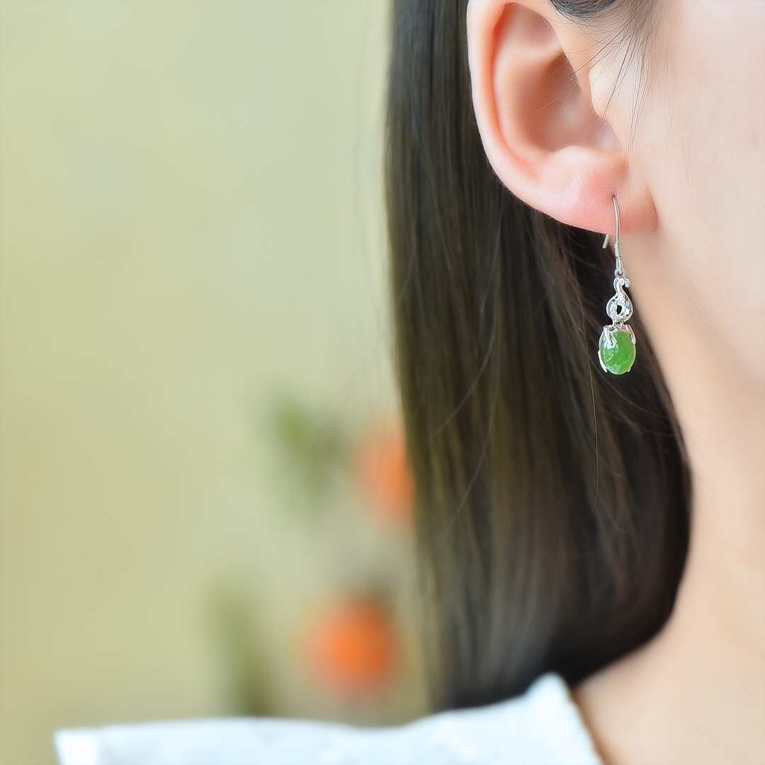 s925银镶和田碧玉蛋面耳坠