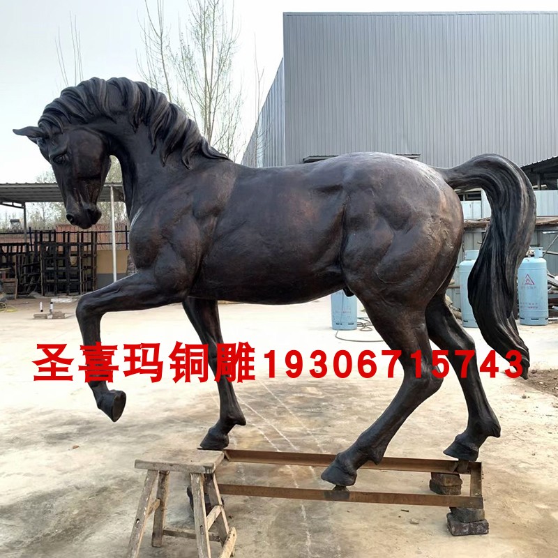 大型室内铜马雕塑定制引流战马玻璃钢仿真马抬腿马奔马八骏马景观
