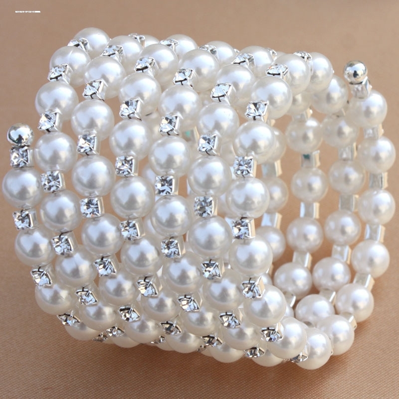 今年新款的韩版时尚多层珍珠镶钻缠绕螺旋手链宽手镯女弹力宽手环