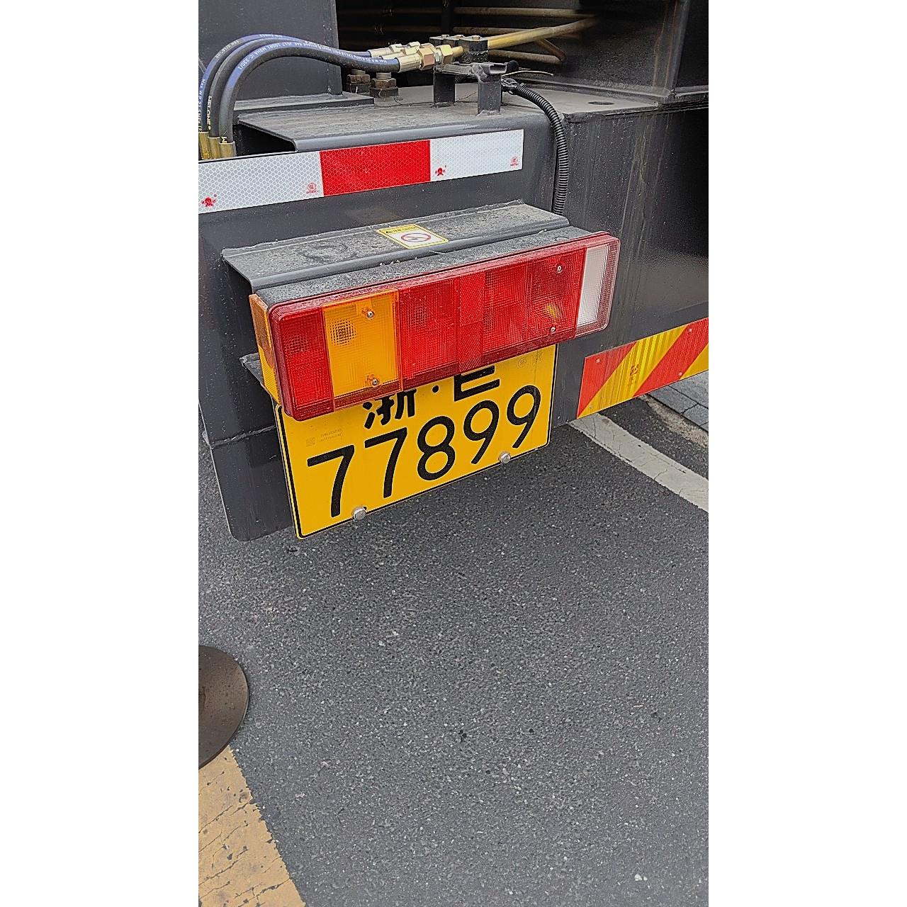 徐工xct81216d20b20l525k5cdf一1吨吊车配件大全后尾灯刹车转向灯