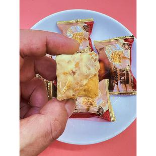 金地杏仁松果千层巧克力包散装坚果脆脆快乐饼干零食，缓解饥饿