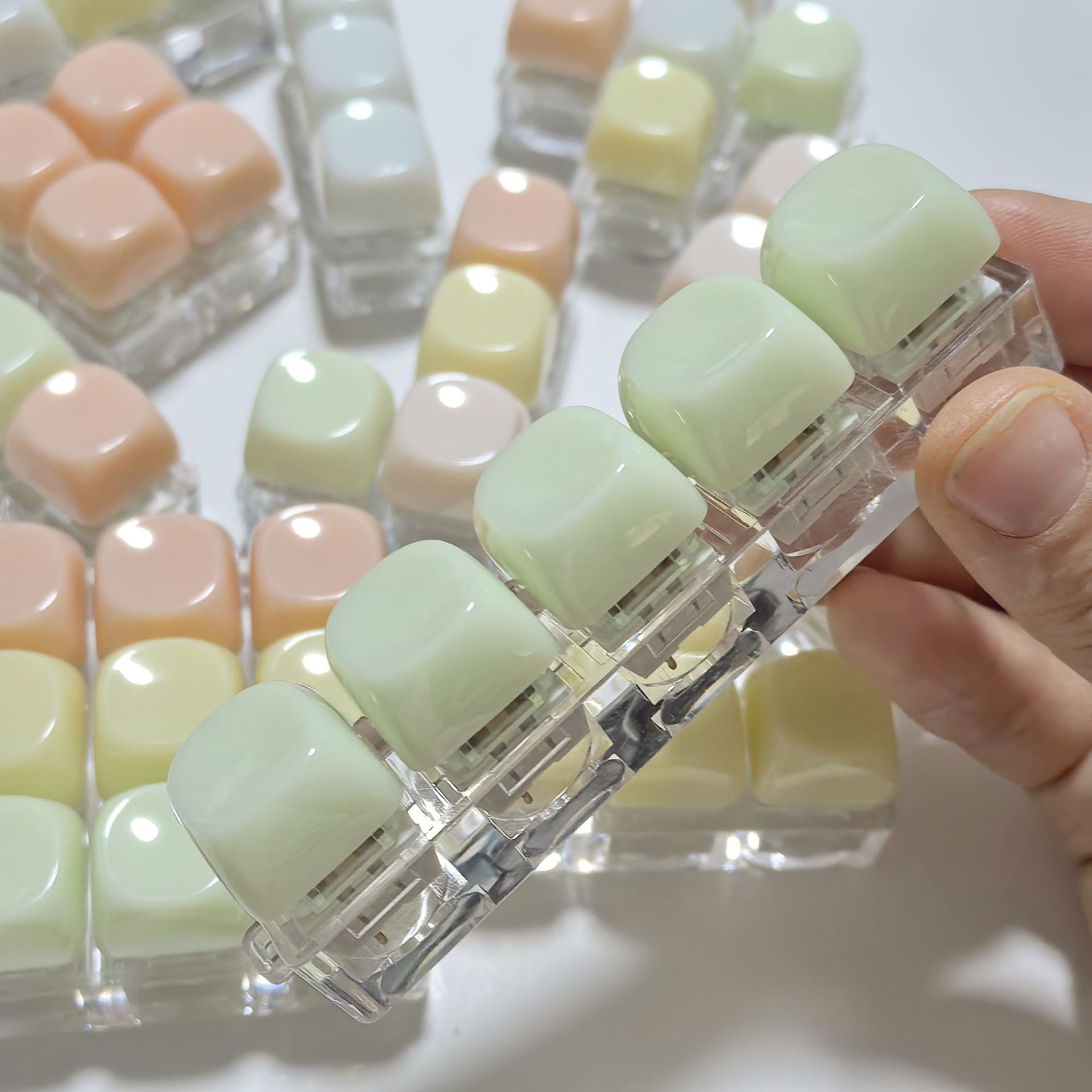 圆润软糖pc透明按键减压玩具书包