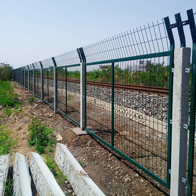 速发高铁路护栏网防护栅栏隔片网封闭网离浸锌水泥立柱子铁道围丝
