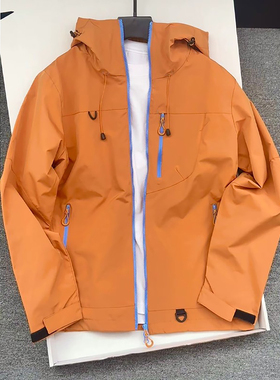 橙色多巴胺软壳冲锋衣男款秋季户外旅游出行穿搭美式三防连帽夹克
