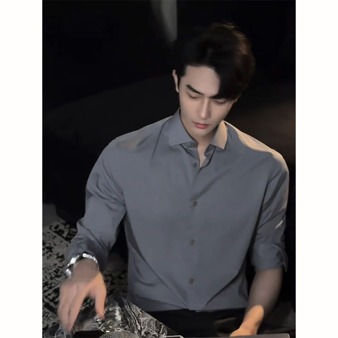 英伦雅痞风灰色衬衫男士成熟稳重