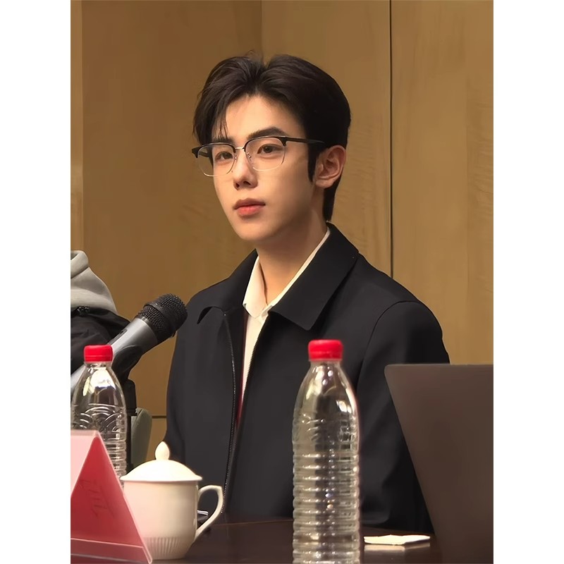 年轻人干部行政夹克男成熟公务员