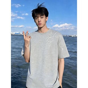 浅灰色闪电纹刺绣短袖男款夏季美式小领口正肩t恤cleanfit五分袖