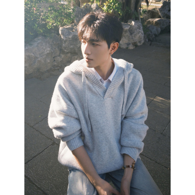 浅灰色慵懒风连帽针织衫男秋冬季