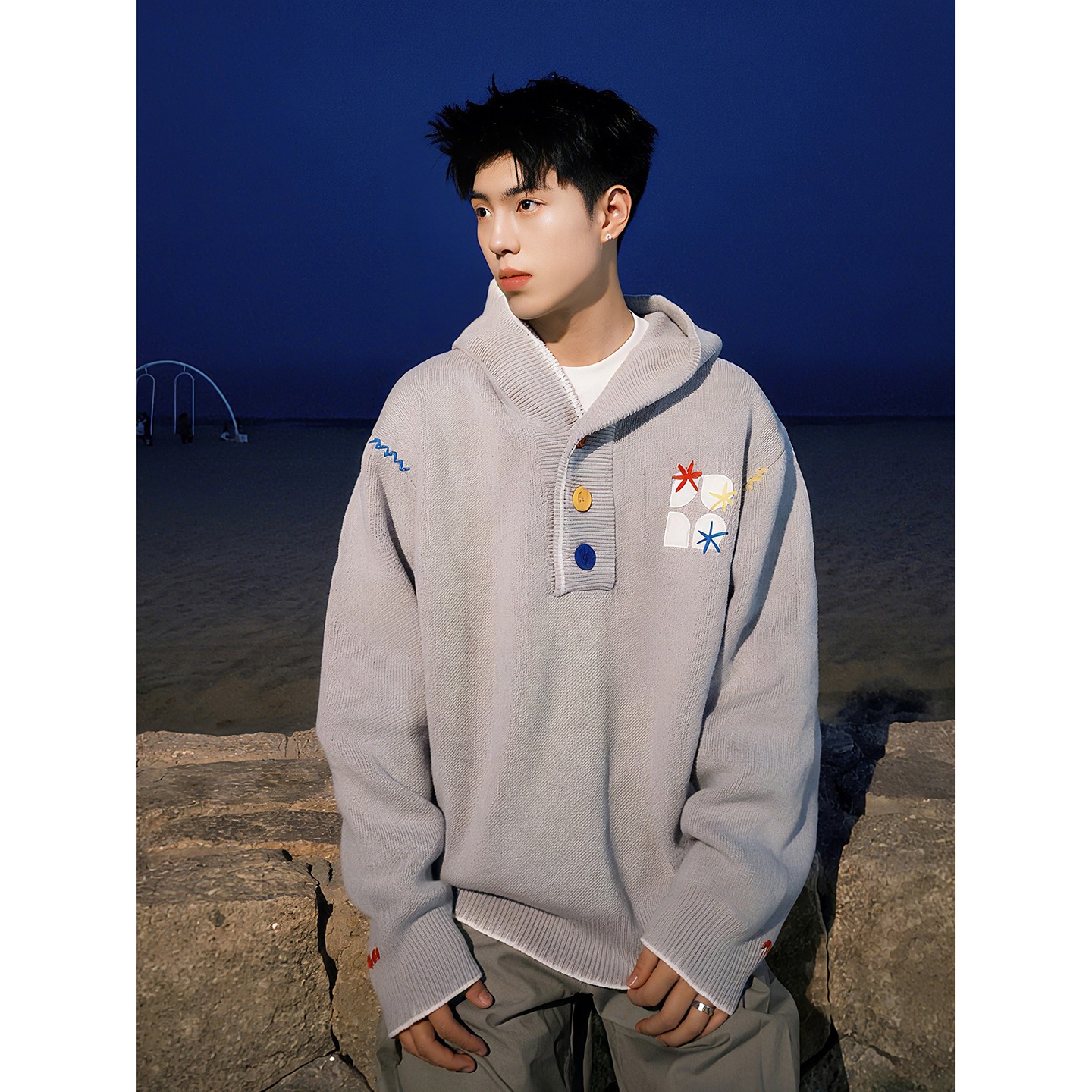 灰色贴布绣连帽毛衣男款冬季