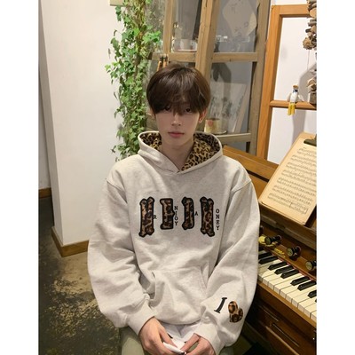 白灰色豹纹贴布连帽卫衣男秋冬