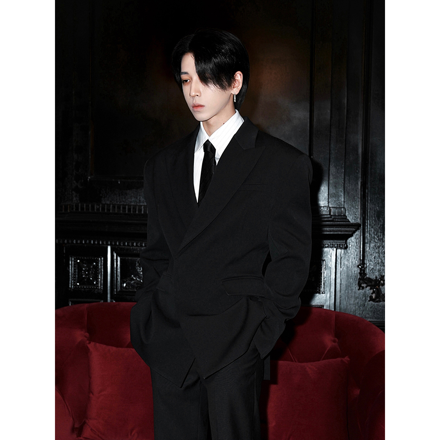 成熟稳重黑色垫肩西服外套秋季