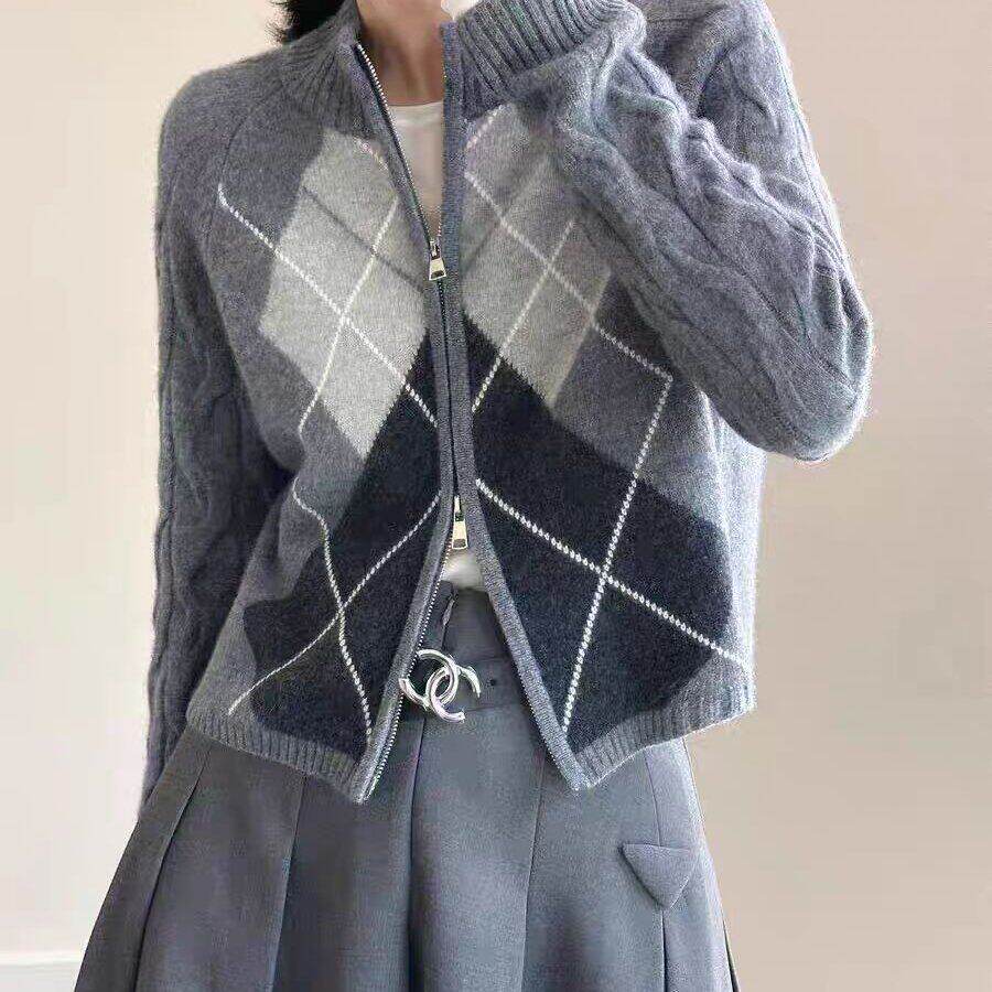 灰色菱格复古双拉链毛衣