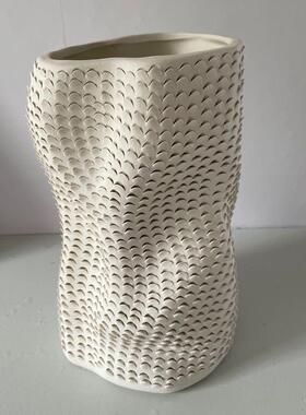 现代简约白色陶瓷鳞片花器客厅餐厅桌面花插样板间饰品摆件花花瓶