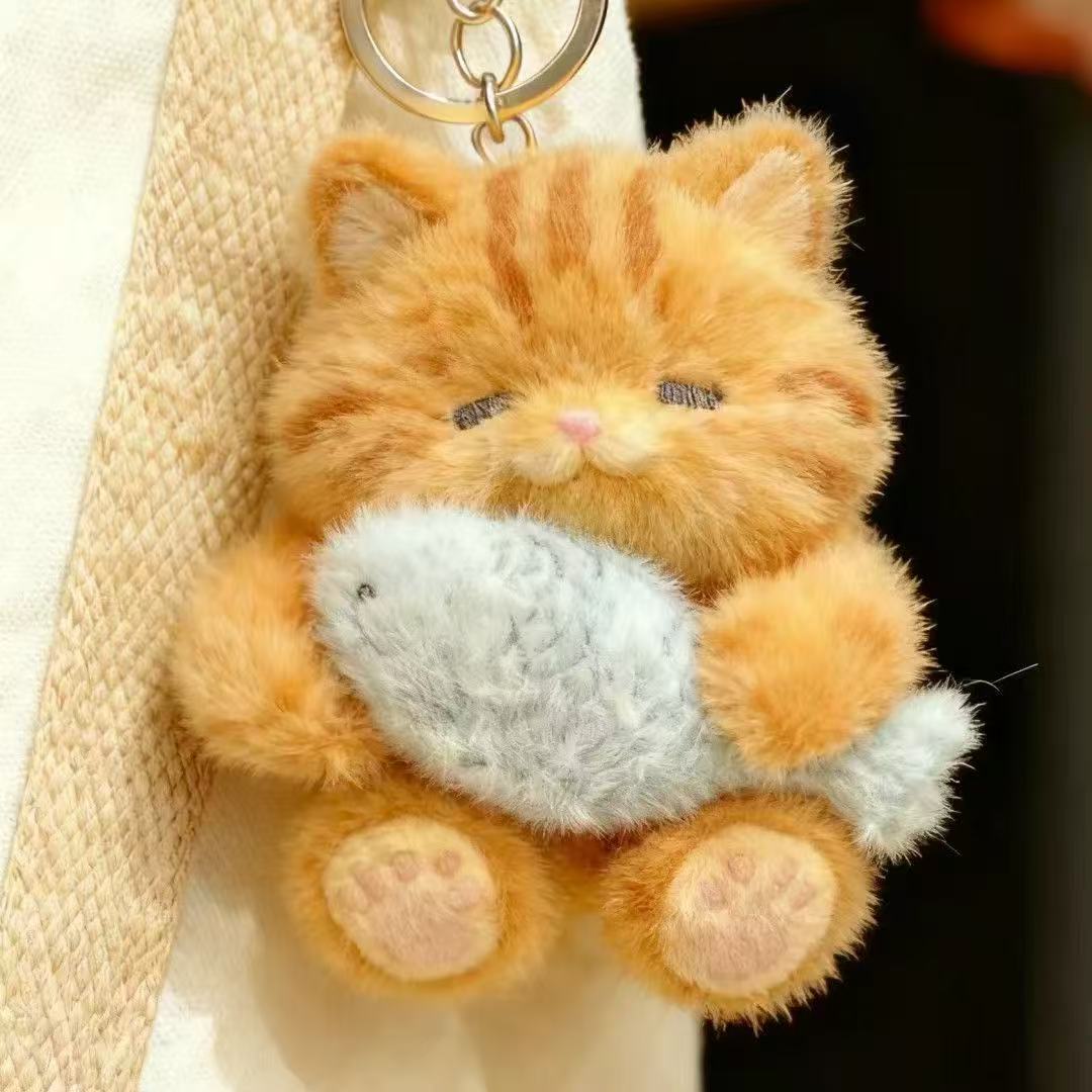 小红书同款抱鱼小橘猫毛绒挂件软乎乎的挂包挂饰可爱毛绒小挂件