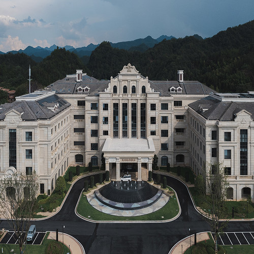 位于温泉小镇核心地带，毗邻温泉萤石博物馆、婺州窑艺术公园等风景区； 欧式城堡风格，古典与现代结合，华贵典雅，特色豪华客房及温泉套房可选 多房型1晚特色套餐可选，节假日不加价可用！