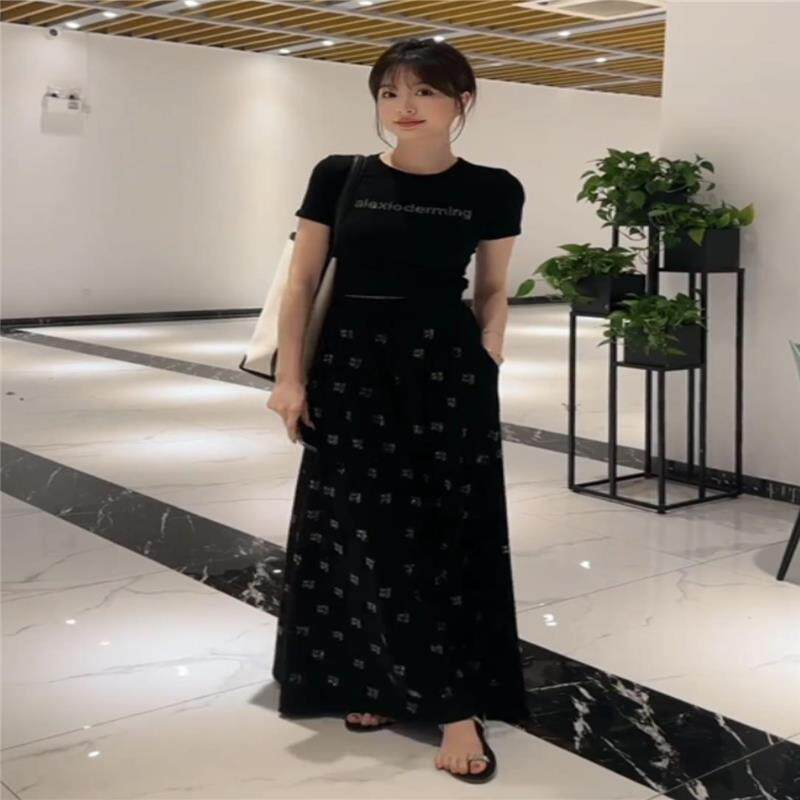 香港减龄时尚套装女夏季2025新款烫钻短袖t恤半身伞裙两件套欧货