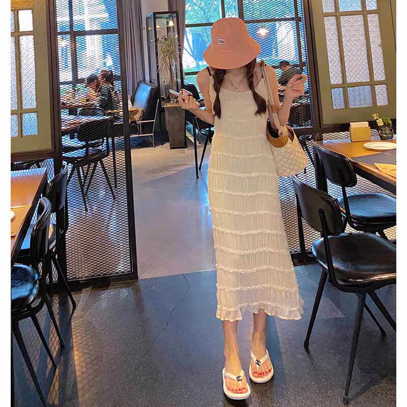 欧洲站法式高级感气质初恋甜美海边旅游桔梗减龄白色吊带连衣裙夏