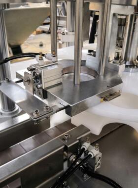 全自动 易拉罐封20190429口机易拉罐啤装酒封机口 罐食品封罐机