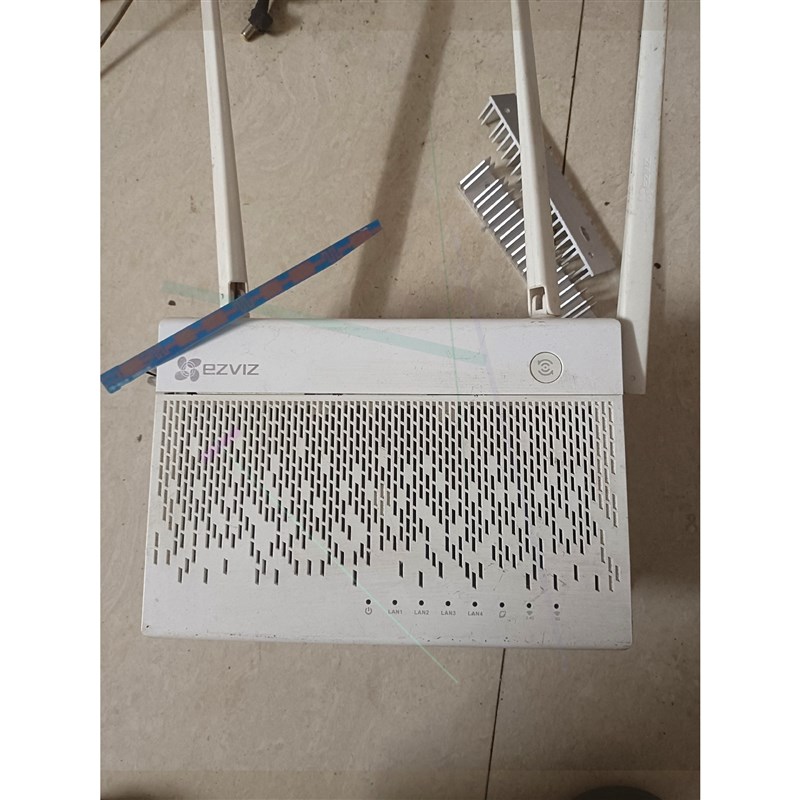 萤石CS-X3C-8无线私有云存储器,有根天线外壳断了,内置