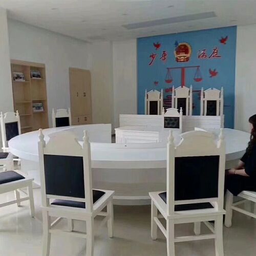 少年法庭家俱法官桌椅 青少年模拟圆形法I庭桌椅 白色烤漆家事法
