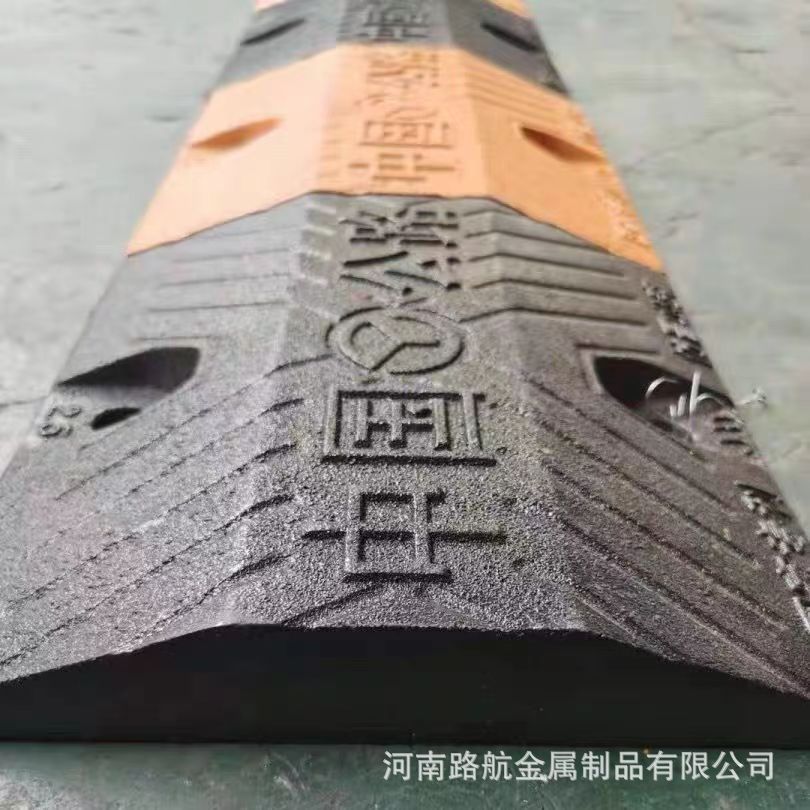 铸铁减速带铸钢圆头免打孔缓冲带地面加厚家用乡村道路汽车减速板