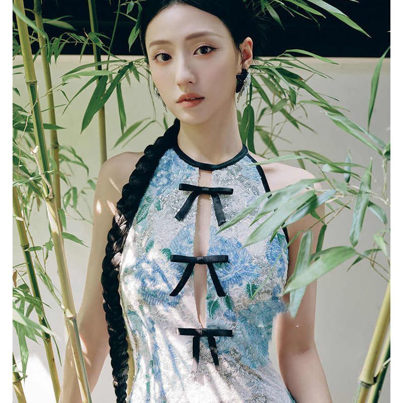 蓝色珠片刺绣露背礼服连