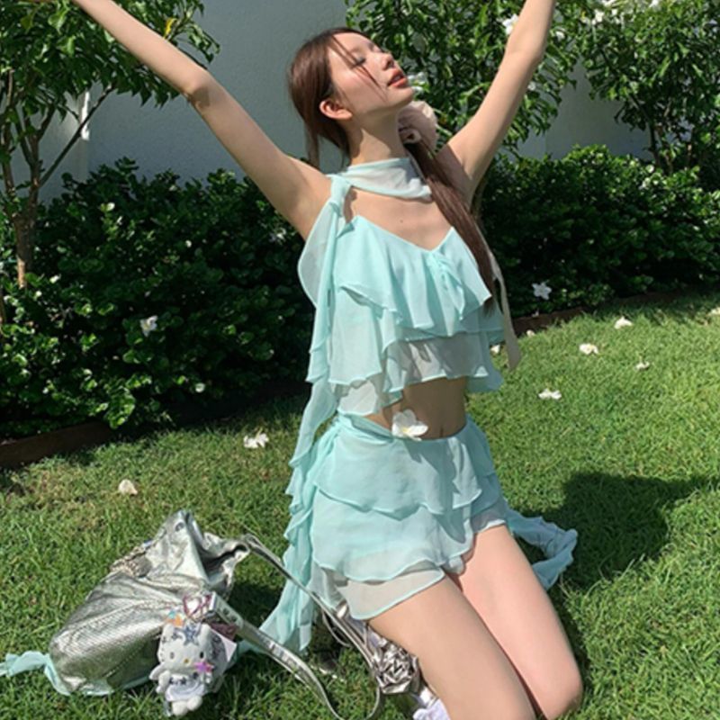 性感辣妹露背挂脖超短上