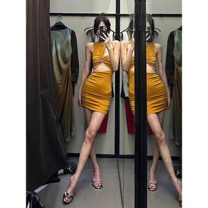 纯欲风黄色无袖镂空挂脖连衣裙女设计感小众气质名媛性感露肩裙子
