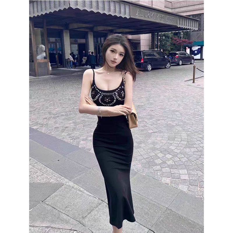 黑色礼服高端轻奢小众钉珠宴会长裙鱼尾裙收腰显瘦露背吊带连衣裙