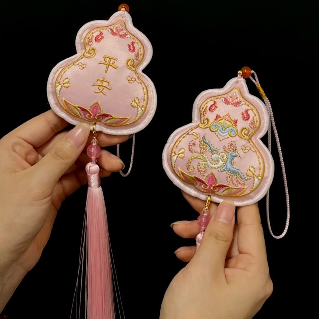 粉色平安刺绣香包香囊新年装饰品葫芦造型带流苏寓意福禄挂饰车挂