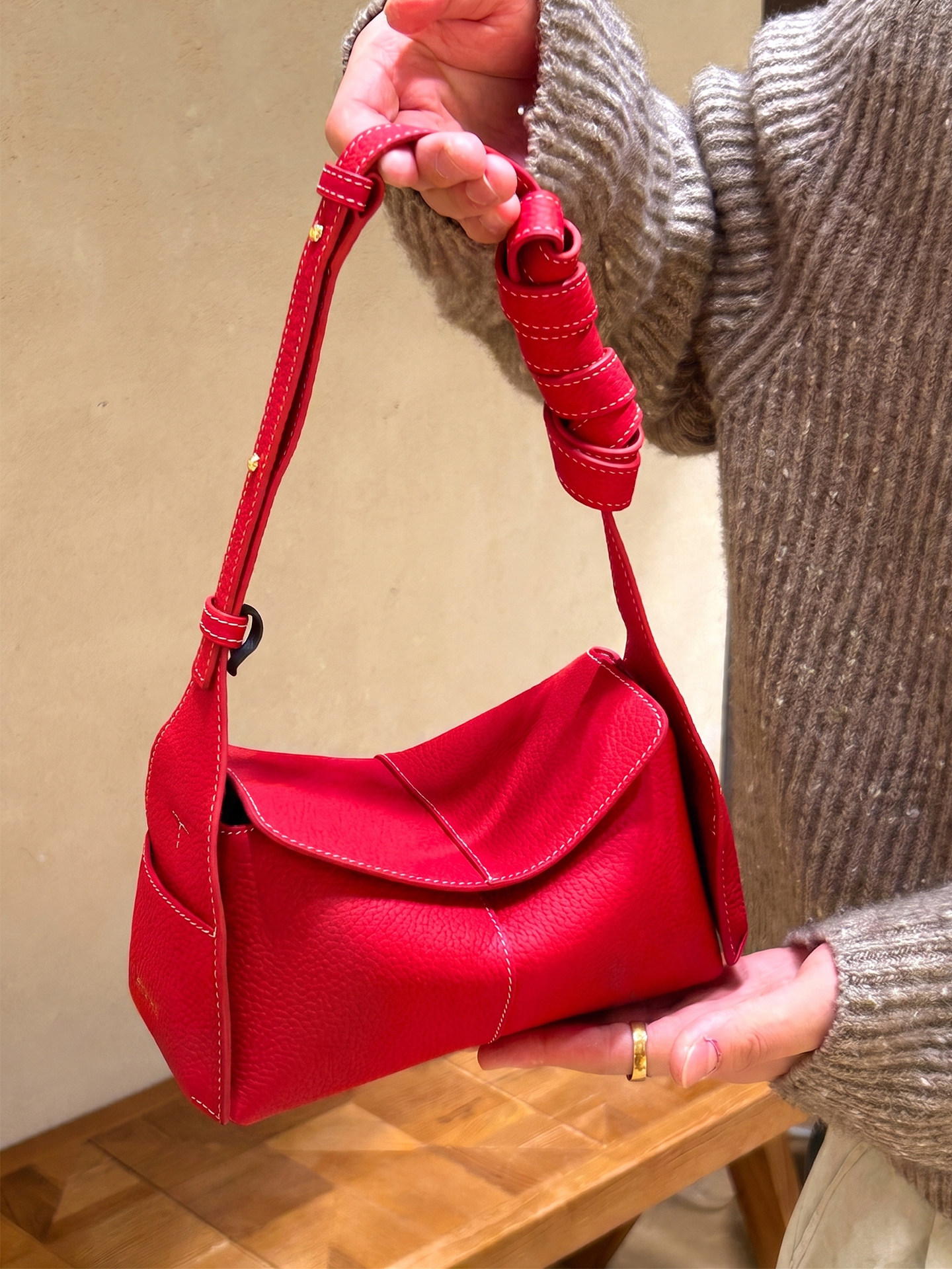 Drip ear hobo eaves bag 2026 new niche design genuine leather phone bag crossbody mini small bag underarm bag