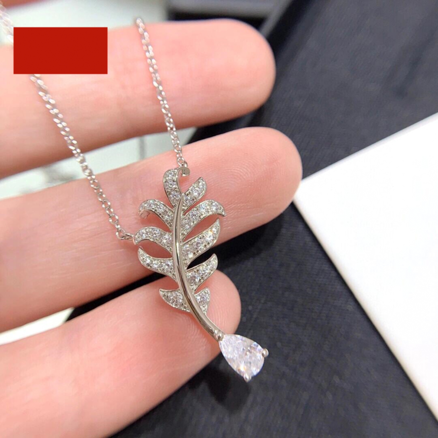 潮港福18K白金满钻羽毛水滴项链