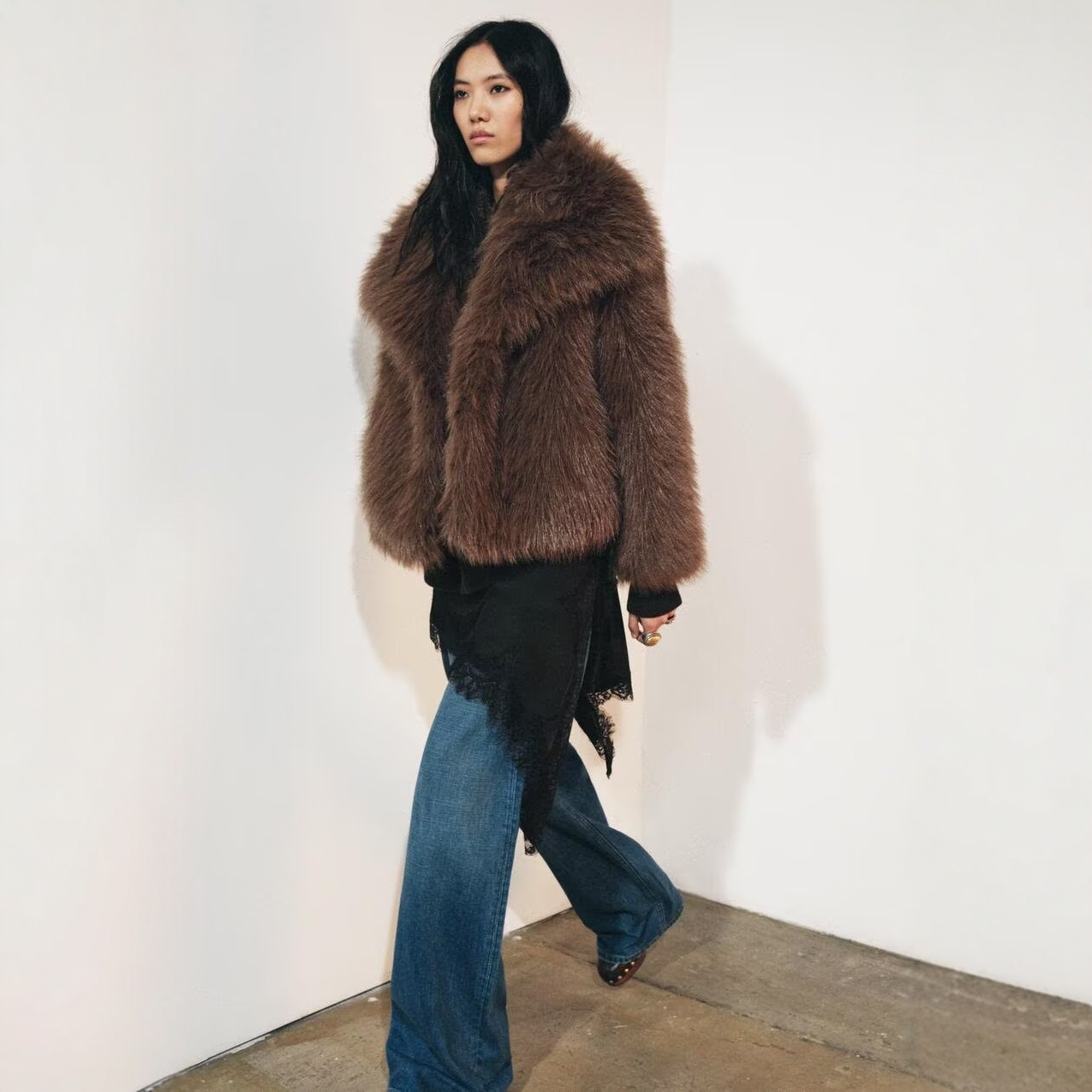 翻领毛毛人造皮草效果短款外套女