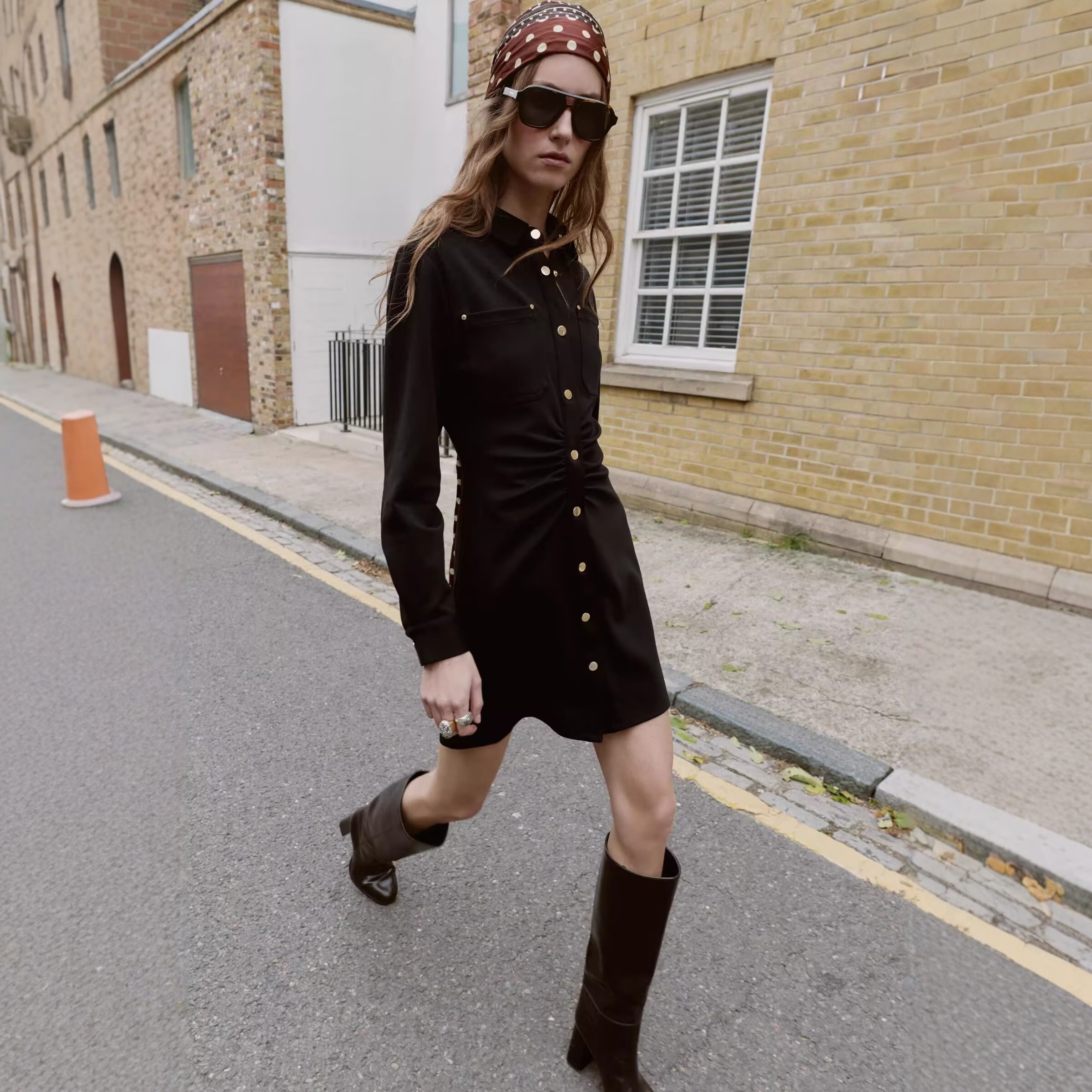 简约风长袖单排扣绉布修身连衣裙