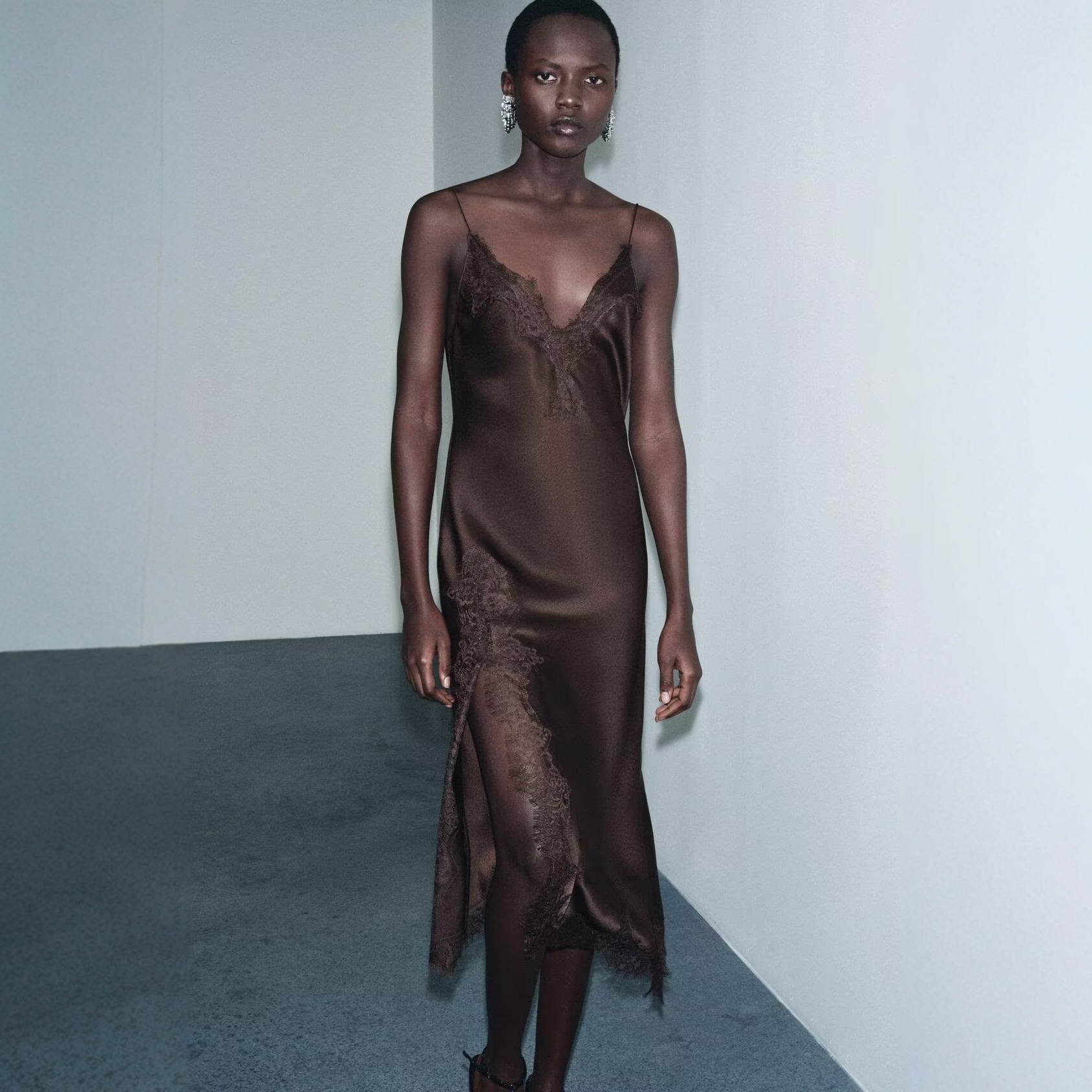 深棕色蕾丝丝缎质感吊带连衣裙女